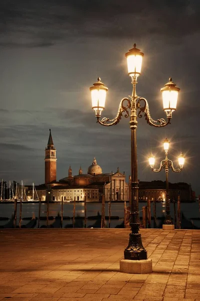 Veneza Com Candeeiros Rua Igreja San Giorgio Maggiore Noite Itália — Fotografia de Stock