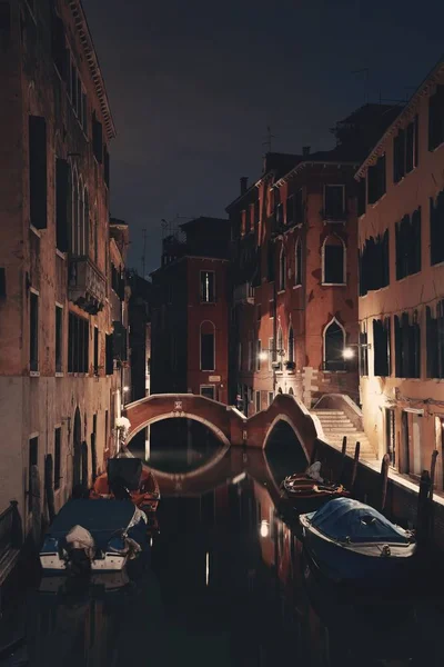 Canal Veneza Com Edifícios Históricos Noite Itália — Fotografia de Stock