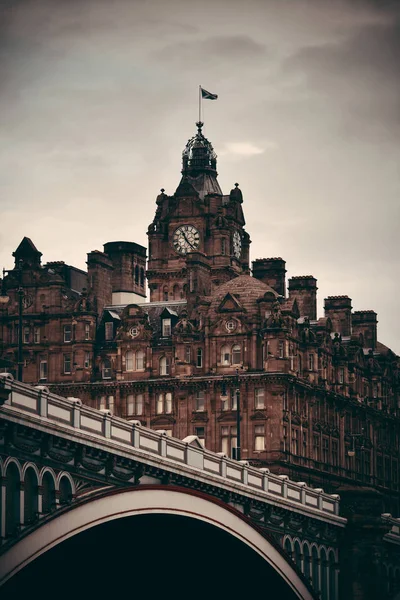 Balmoral Hotel Klocktorn Med Brygga Och Utsikt Över Staden Edinburgh — Stockfoto