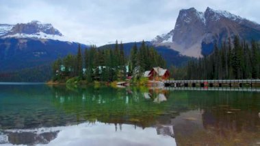 Emerald Gölü ile kar dağ orman Banff National Park, Kanada'da göl üzerinde.