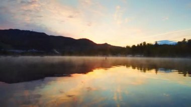 Mont Tremblant göl manzaralı dağ yaprakları - sisli gün Kanada ile kaydırma timelapse