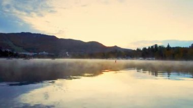 Mont Tremblant göl manzaralı dağ yaprakları - sisli gün Kanada ile kaydırma timelapse