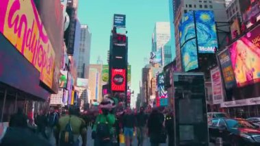 New York City - 28 Eylül 2018: Times square timelapse kalabalık trafik billboard ve insanlarla. New York City Amerika Birleşik Devletleri'en kalabalık şehridir.