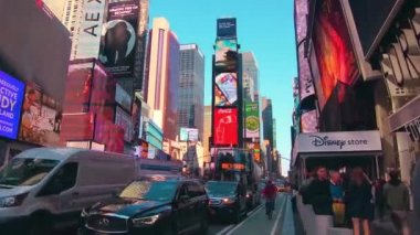 New York City - 28 Eylül 2018: kalabalık trafik billboard ve insanlar Times Meydanı. New York City Amerika Birleşik Devletleri'en kalabalık şehridir.