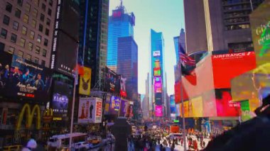 New York City - 28 Eylül 2018: Times square timelapse kalabalık trafik billboard ve insanlarla. New York City Amerika Birleşik Devletleri'en kalabalık şehridir.
