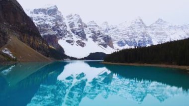 Bulutlu bir günde göl buzultaş Banff National Park, Kanada.