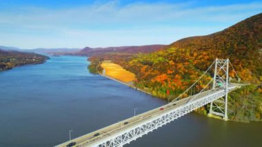 Hudson Nehri ve renkli yeşillik ile sonbahar New York eyaletinde Bridge'de Bear Mountain havadan görünümü.