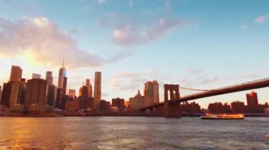 New York City - 28 Eylül 2018: Şehir manzarası ve meşgul su trafik gün batımında. New York City Amerika Birleşik Devletleri'en kalabalık şehridir.