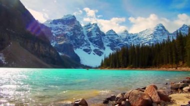 Göl buzultaş içinde - güneşli gün kar dağ ve tekneler, waterfront Banff National Park, Amerika Birleşik Devletleri.
