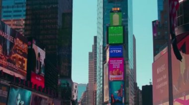 New York City - 28 Eylül 2018: kalabalık trafik billboard ve insanlar Times Meydanı. New York City Amerika Birleşik Devletleri'en kalabalık şehridir.