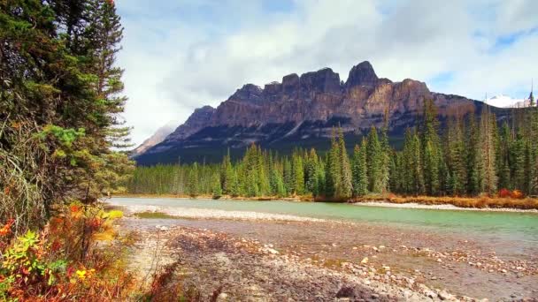 バンフ国立公園は カナダで城山のウォーター フロントでの静かな情景 — ストック動画