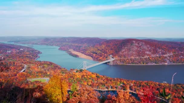 ハドソン川と紅葉の秋にニューヨーク州のベアマウンテン橋の空撮 — ストック動画