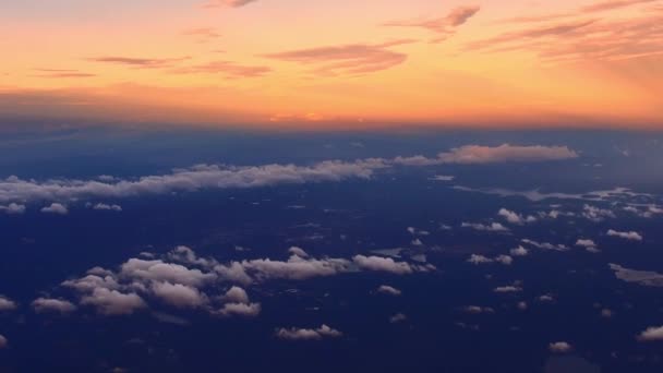 从飞机上看五颜六色的天空和云 — 图库视频影像