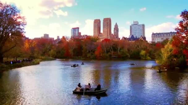 Nueva York Central Park Otoño Con Rascacielos Apartamento Barco Lago — Vídeo de stock