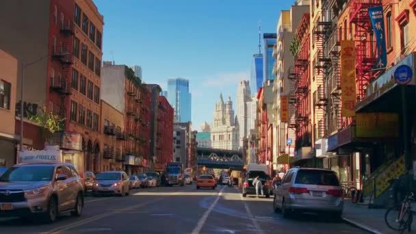 マンハッタンのダウンタウンのチャイナタウンで高層ビルをニューヨーク アメリカ合衆国 2018 横断歩道通り — ストック動画