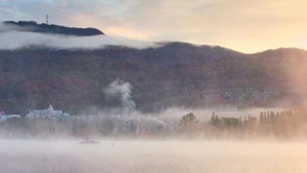 Brouillard Épais Sur Lac Avec Montagne Feuillage Mont Tremblant Près — Video