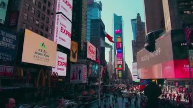 New York City - 28 Eylül 2018: Times square timelapse kalabalık trafik billboard ve insanlarla. New York City Amerika Birleşik Devletleri'en kalabalık şehridir.