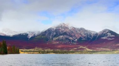 Kar dağ Jasper National Park Türkiye renkli sonbahar yaprakları ile.