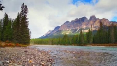 Waterfront Banff National Park, Amerika Birleşik Devletleri kale Dağı, yürüyüş.