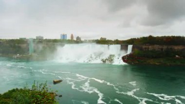 American Falls Timelapse görünümünü su akışını ve bulut içinde Niagara, Amerika Birleşik Devletleri.