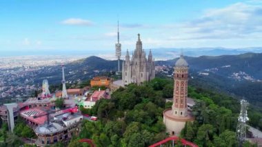 Tibidabo Dağı eğlence parkı ve tapınak İsa'nın kutsal kalbi kilisenin Barcelona İspanya'nın dron görünümü
