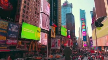 New York City - 28 Eylül 2018: kalabalık trafik billboard ve insanlar Times Meydanı. New York City Amerika Birleşik Devletleri'en kalabalık şehridir.