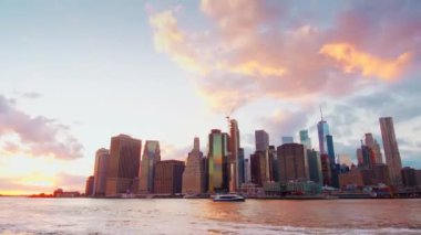 New York City - 28 Eylül 2018: Şehir manzarası ve meşgul su trafik gün batımında. New York City Amerika Birleşik Devletleri'en kalabalık şehridir.