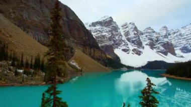 Göl buzultaş timelapse bulutlu bir günde kar dağ ve ağaçlarda Banff National Park, Amerika Birleşik Devletleri.