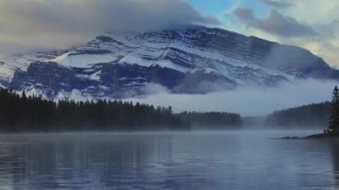 Banff National Park, Amerika Birleşik Devletleri iki Jack gölde görünümünü uzaklaştır.