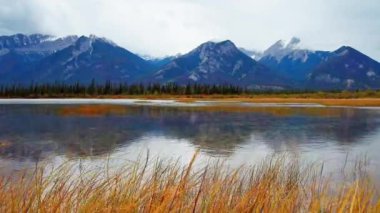 Jasper National Park Lake görünümü ve kar dağ, Kanada.