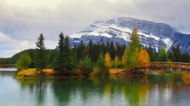 Banff Ulusal Parkı, Kanada'da ahşap köprü kar dağ ve sonbahar görünümü kaydırma.