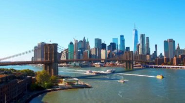 Şehir merkezindeki Manhattan Brooklyn Köprüsü ve finans bölgesine gökdelenler New York City ile su manzaralı