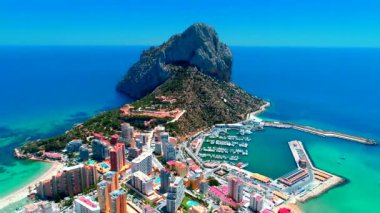 Penyal doğal Park d'Ifac İspanya Calpe Rock ve gökdelen binaların havadan görünümü.