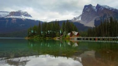 Emerald Gölü timelapse kabinli, kar dağ orman Banff National Park, Kanada'da göl üzerinde kaydırma.