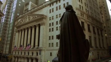 New York City, Amerika Birleşik Devletleri - 30 Ekim 2018: Wall Street panorama gökdelenler ve Washington heykeli Manhattan şehir merkezindeki ünlü finans merkezi olarak.