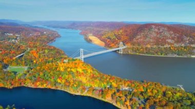 Hudson Nehri ve renkli yeşillik ile sonbahar New York eyaletinde Bridge'de Bear Mountain havadan görünümü.