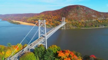 Hudson Nehri ve renkli yeşillik ile sonbahar New York eyaletinde Bridge'de Bear Mountain havadan görünümü.