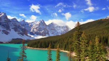 Göl buzultaş timelapse cennet içinde - güneşli gün kar dağ ve tekneler, waterfront Banff National Park, Amerika Birleşik Devletleri ile kaydırma.