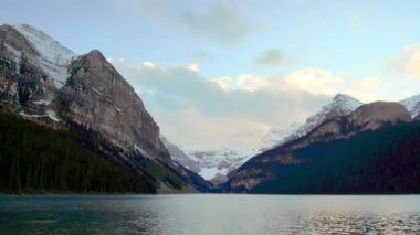Lake Louise timelapse panoramik kar dağ ve orman Banff Ulusal Parkı'nda gün batımında.