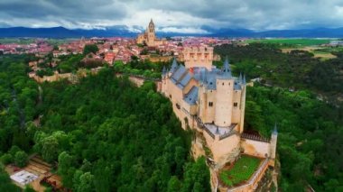 Segovia Alcazar veya Segovia kale İspanya havadan görünümü.