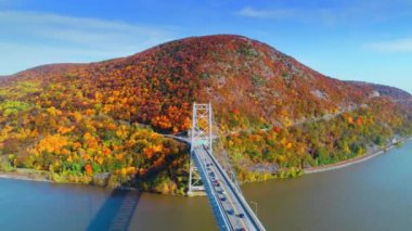 Hudson Nehri ve renkli yeşillik ile sonbahar New York eyaletinde Bridge'de Bear Mountain havadan görünümü.