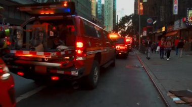 New York City, Amerika Birleşik Devletleri - 30 Ekim 2018: Yangın kamyon ve polis araba ambulans 42 Street yanıt Midtown Manhattan'ın acil bir olay olarak.