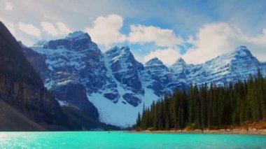 Göl buzultaş - güneşli gün içinde ile kar Dağı'nda waterfront Banff National Park, Amerika Birleşik Devletleri.