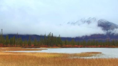 Sisli dağ görünümünü kaydırma Jasper National Park Kanada'da göl waterfront adlı görüntülendi kar/EC.