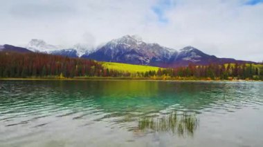 Göl Patricia su timelapse panoramik manzaralı sonbaharda Jasper Milli Parkı, Kanada.