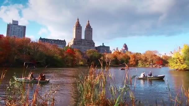 秋天在纽约市中央公园漫步 有摩天大楼的公寓船和湖 — 图库视频影像