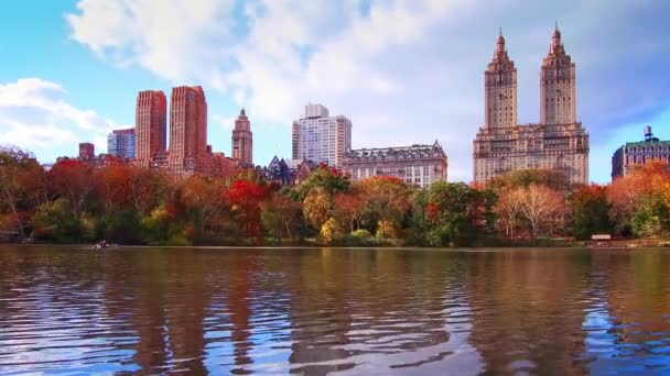 Nueva York Central Park Otoño Con Rascacielos Apartamento Barco Lago — Vídeo de stock