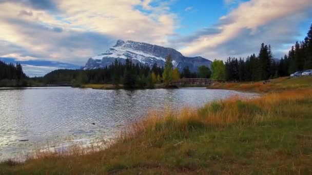 Banff Ulusal Parkı Kanada Ahşap Köprü Kar Dağ Sonbahar Waterfront — Stok video