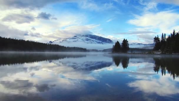 Vista Tranquila Two Jack Lake Banff National Park Canadá — Vídeo de Stock