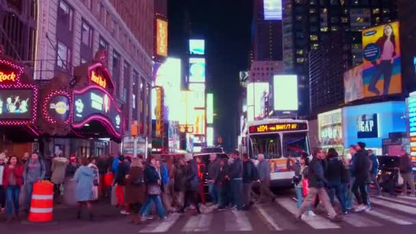 美国纽约市 2018年10月30日 走在时代广场的街道上 在纽约市曼哈顿市中心的42街景观 — 图库视频影像